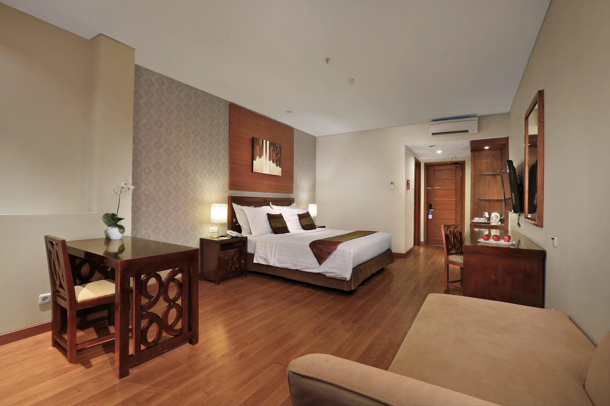 Aston Tanjung City Hotel Exteriör bild