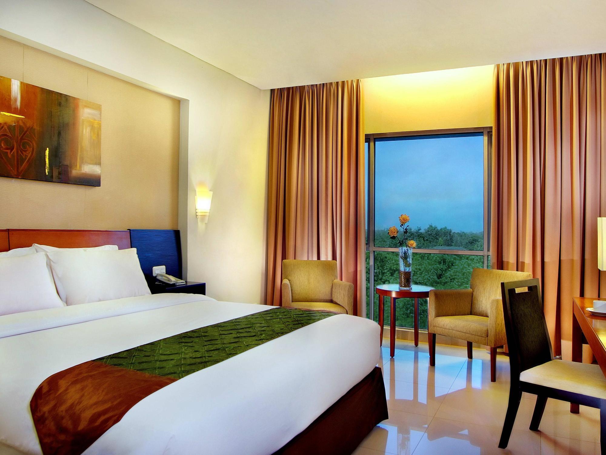 Aston Tanjung City Hotel Exteriör bild