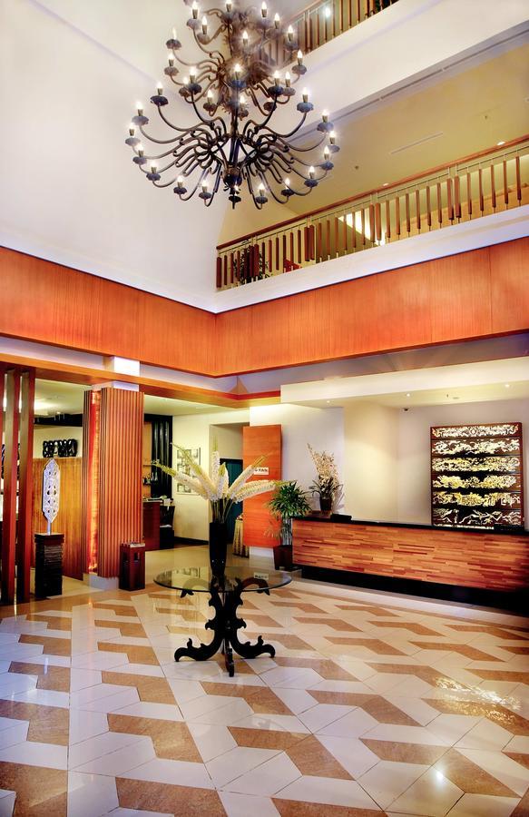 Aston Tanjung City Hotel Exteriör bild