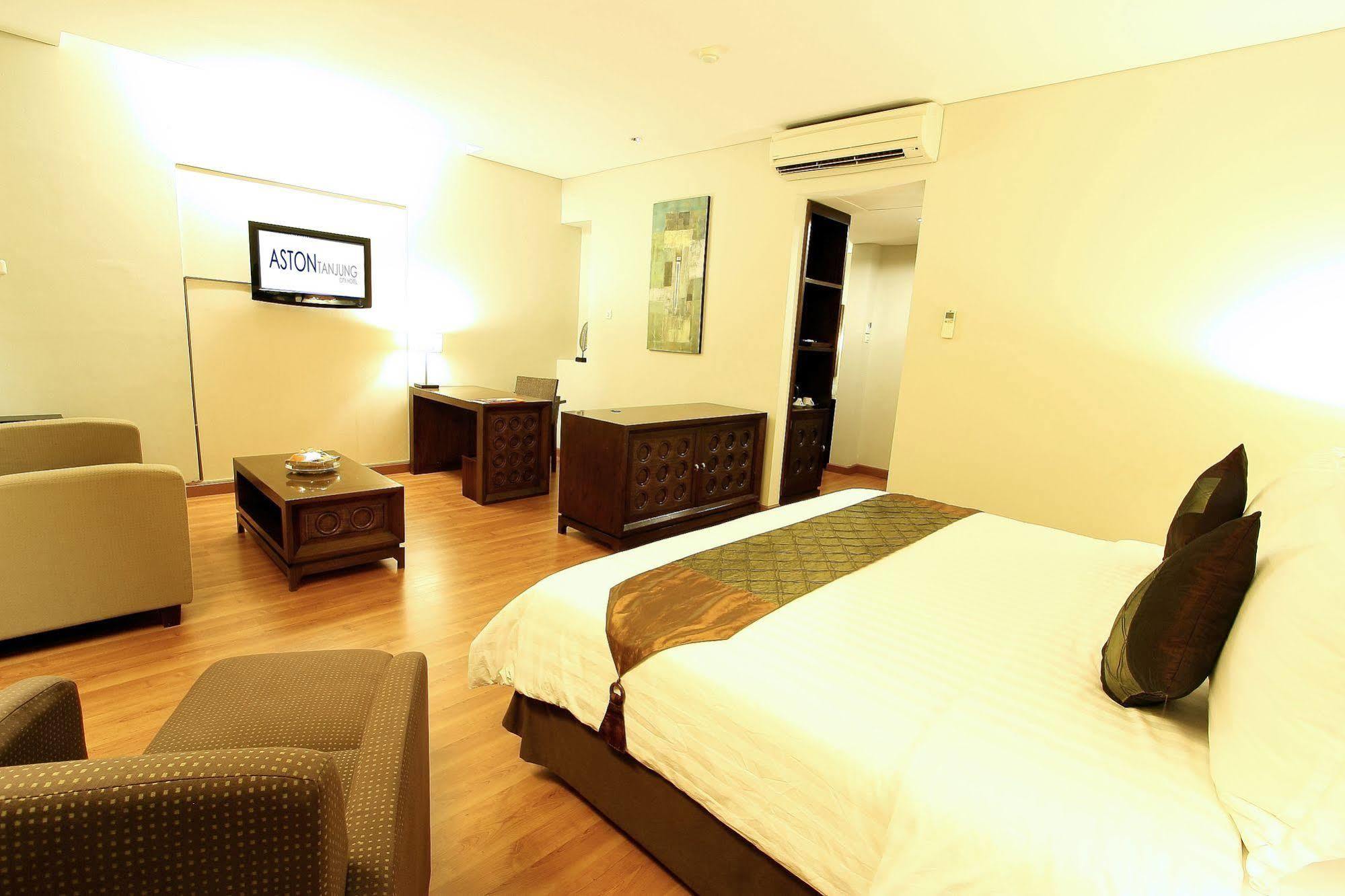 Aston Tanjung City Hotel Exteriör bild